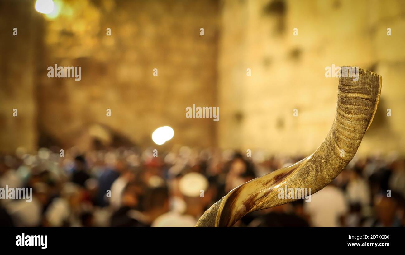 Rabbi blowing shofar hires stock photography and images Alamy
