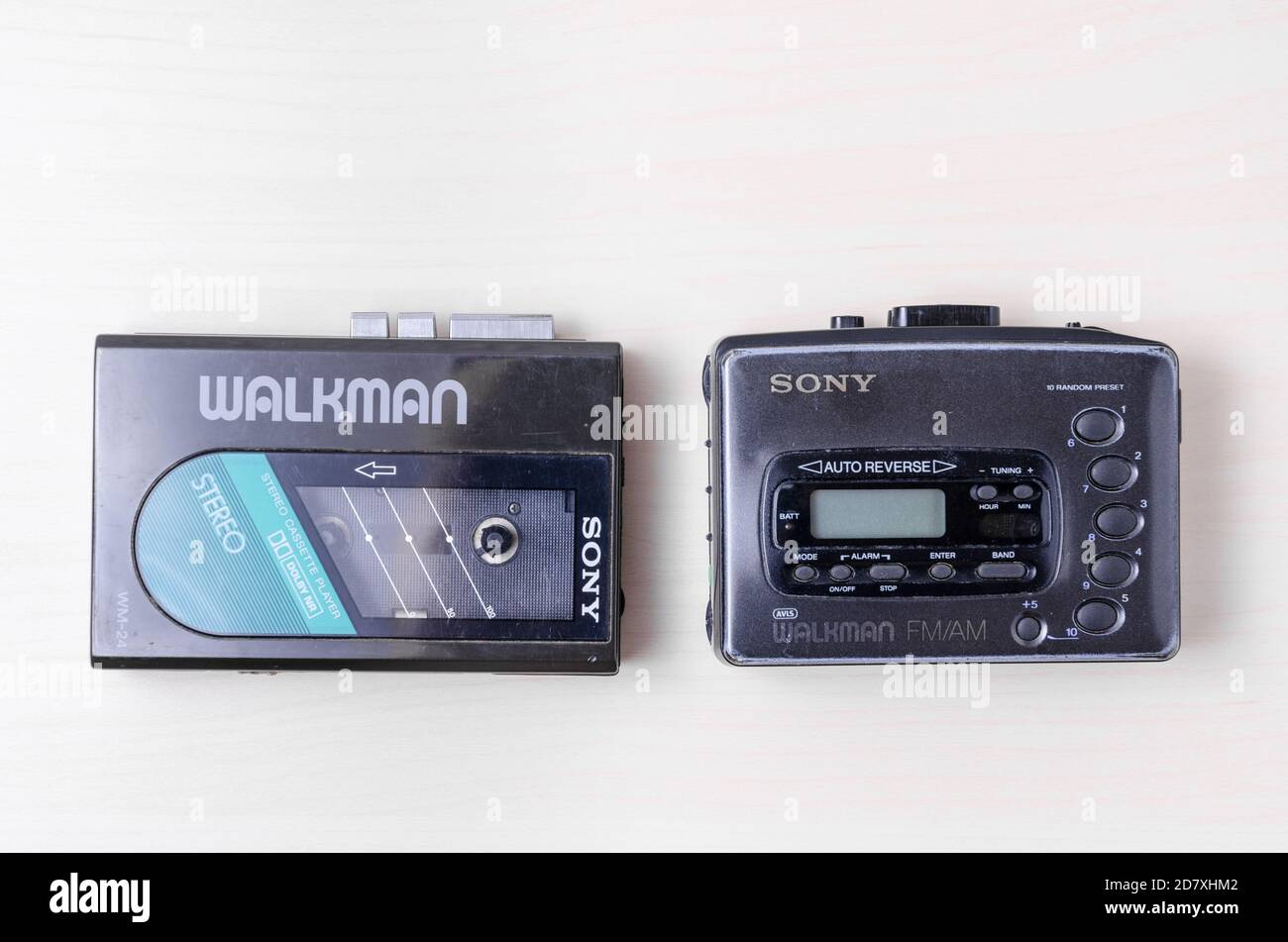 Sony Walkman ® Kassettenrecorder WM-24, 1984 bis 1987, kompakte Audiomusik,  auf Holztisch oder Schreibtisch, flach liegend, Studio Stockfotografie -  Alamy