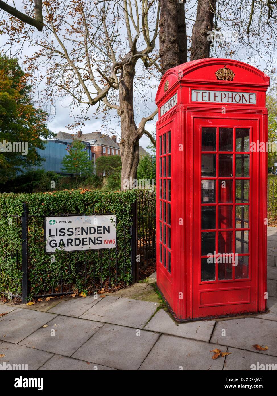 Lissenden Gardens, Gospel Oak, London home of John Betjeman, poet, during his early life, with an iconic Grade II listed red K2 telephone kiosk Stock Photo