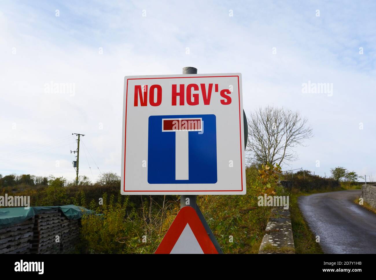 Warning sign with misplaced apostrophe, 'NO HGV's'. Boundary Bank Lane, Kendal, Cumbria, England, United Kingdom. Stock Photo