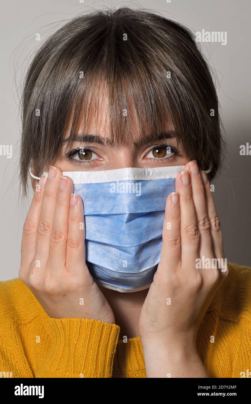 Wearing medical protective mask hi-res stock photography and images - Alamy
