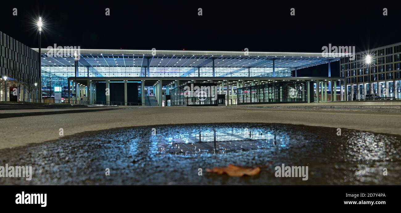 dpatop - 25 October 2020, Brandenburg, Schönefeld: The forecourt at the nocturnal Terminal 1 of the Capital Airport Berlin Brandenburg 'Willy Brandt' (BER) is deserted. The opening of the Capital Airport BER is planned for 31.10.2020. Photo: Patrick Pleul/dpa-Zentralbild/dpa Stock Photo