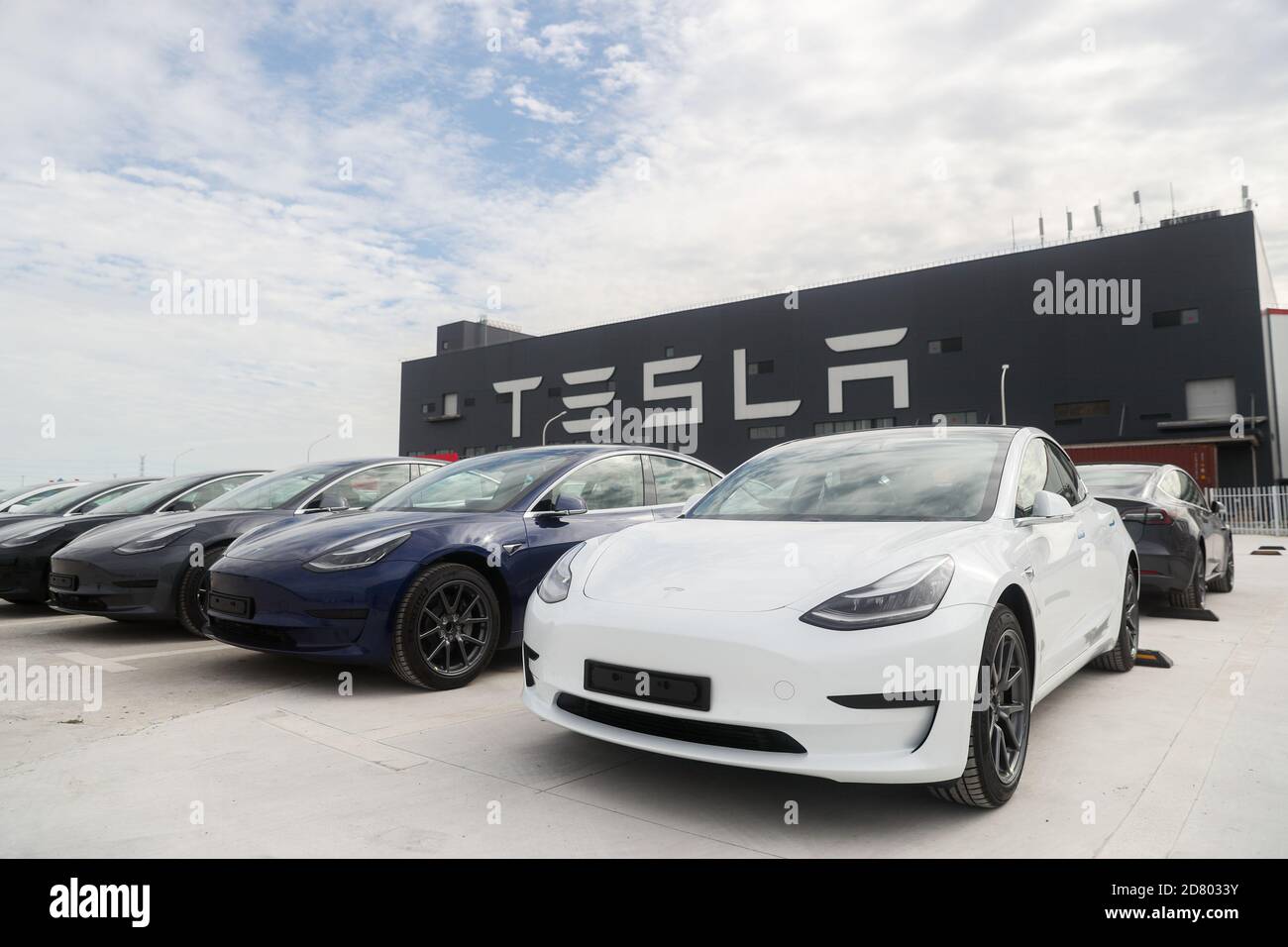 201026) -- SHANGHAI, Oct. 26, 2020 (Xinhua) -- Photo taken on Oct. 26, 2020  shows the Tesla China-made Model 3 vehicles at its gigafactory in Shanghai,  east China. U.S. carmaker Tesla announced