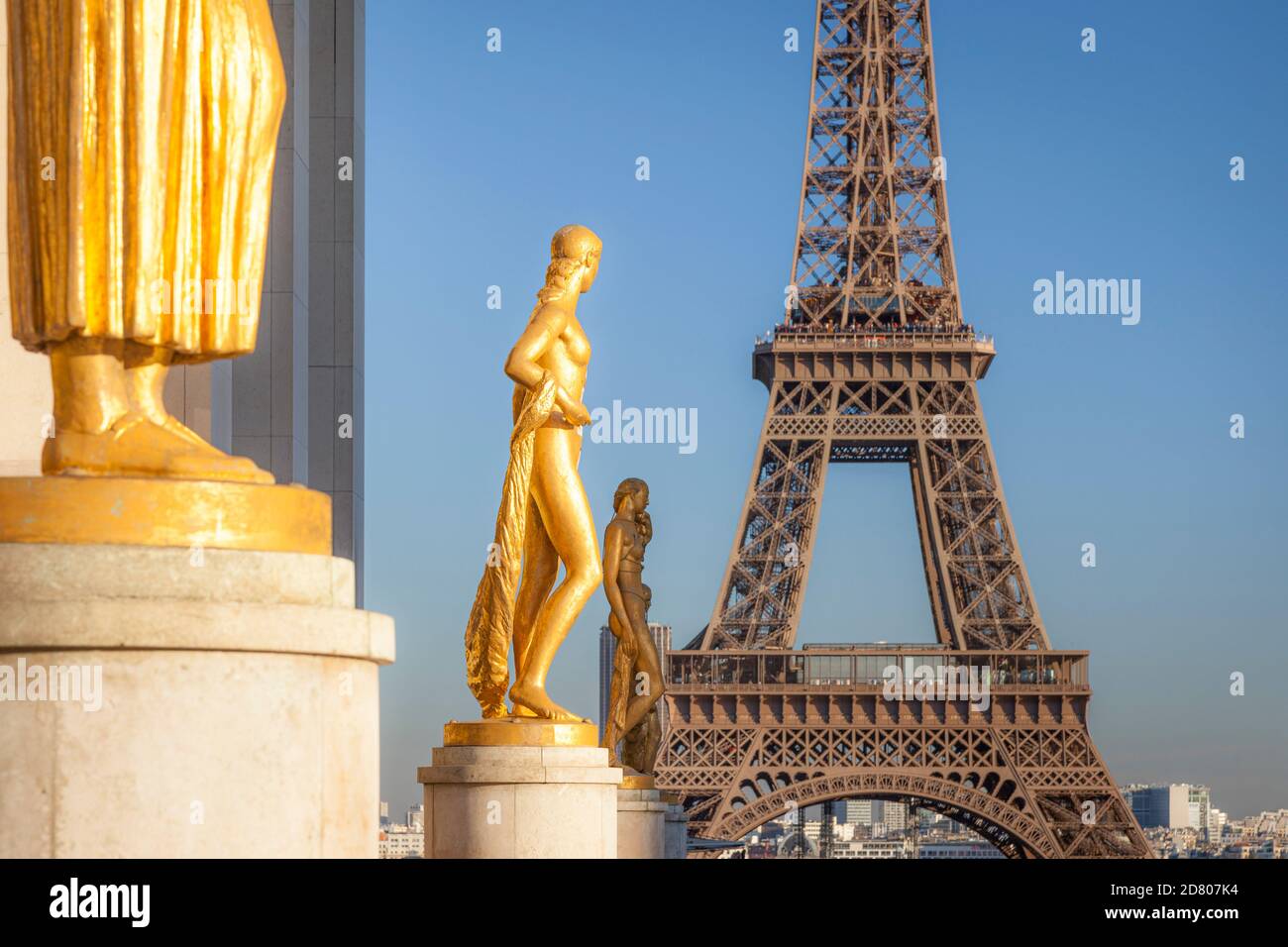 Gold figures line Place du Trocadero with Eiffel Tower beyond, Palais de Chaillot, Place du Trocadero, Paris, France Stock Photo