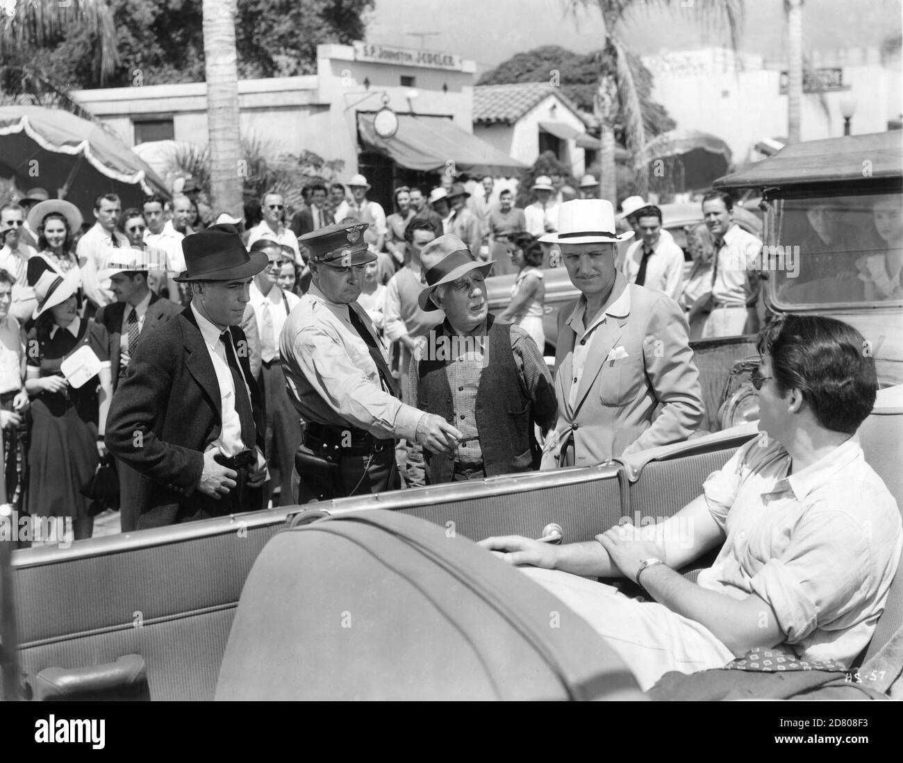 HUMPHREY BOGART HENRY TRAVERS and JOAN LESLIE (at right in vehicle) in HIGH SIERRA 1941 director RAOUL WALSH screenplay JOHN HUSTON and W.R.BURNETT novel W.R.BURNETT Warner Bros. Stock Photo