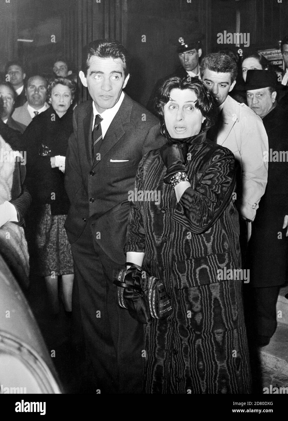Walter Chiari and Anna Magnani exit from the Teatro Sistina, Rome, 13 april  1958. --- Roma - 13 / 04 / 1958. Nella foto: Walter Chiari e Anna Magnani  all'uscita dal teatro Sistina Stock Photo - Alamy