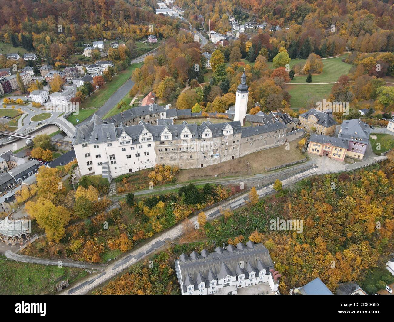Greiz, Germany. 26th Oct, 2020. The Upper Castle (shot with a drone), which was visited by the Prime Minister of Thuringia. The castle is considered an architecturally valuable cultural monument. The first documented mention of a castle complex in Greiz, which was built there by the vassals of Weida and Plauen, dates back to 1209 and 1225. Credit: Bodo Schackow/dpa-Zentralbild/dpa/Alamy Live News Stock Photo