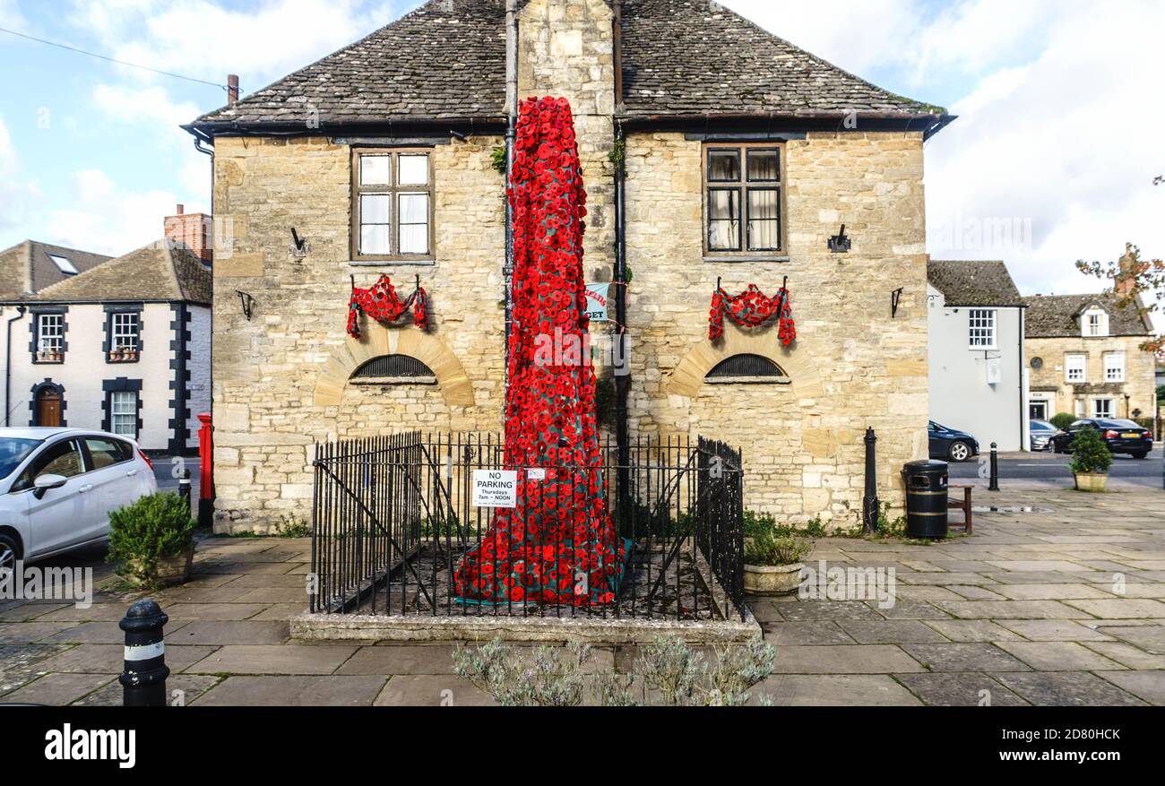Eynsham, West Oxfordshire, UK. 26th Oct, 2020. Members of the Eynsham branch of the Oxfordshire Women’s Institute have crafted a quilt, displayed in the square near to the local church, in remembrance of those who lost their lives in war. Churches and council will not hold services this year on Remembrance Sunday, due to the coronavirus pandemic, but plan to host virtual services on-line. Bridget Catterall/Alamy Live News. Stock Photo