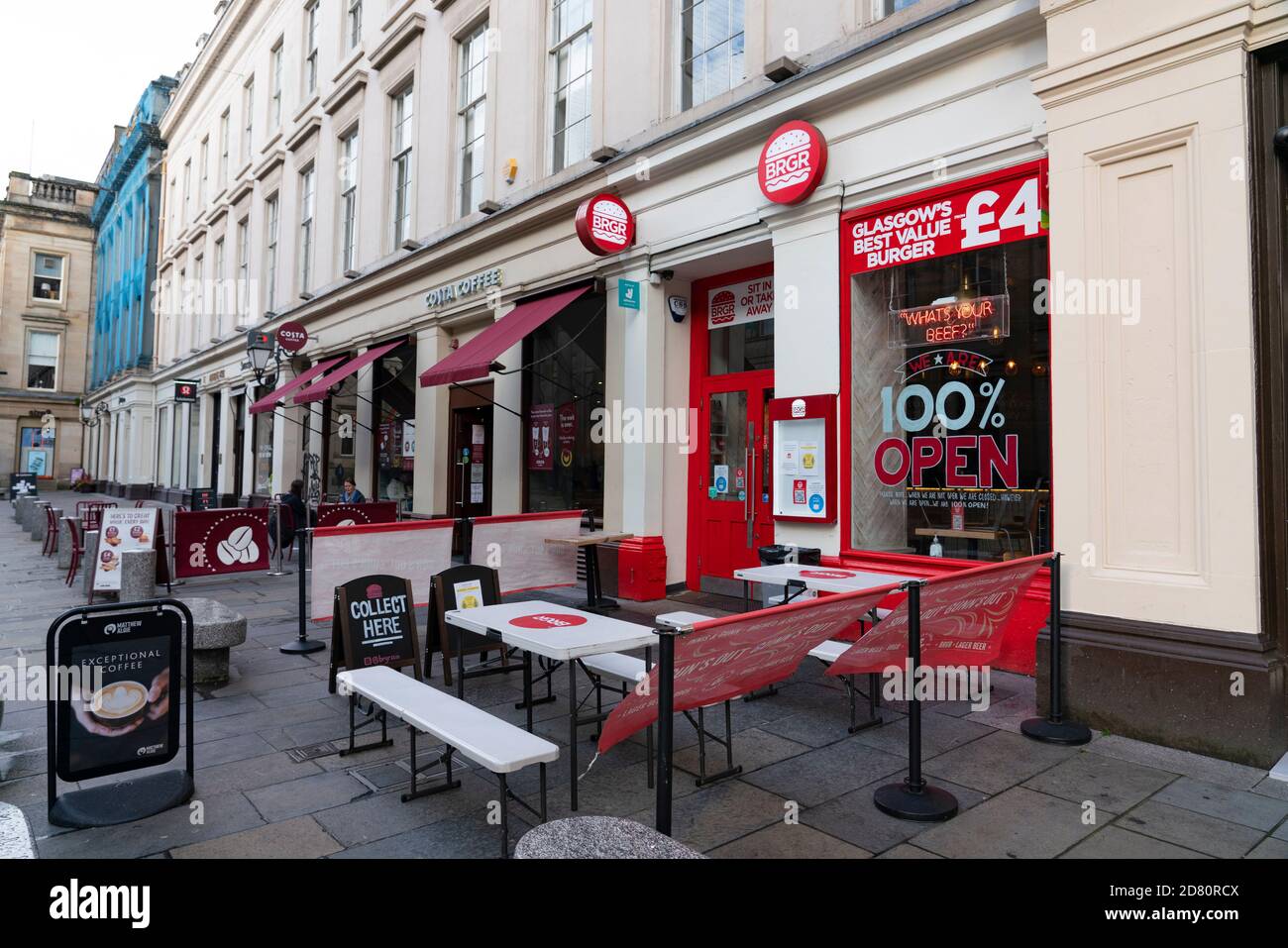 Glasgow, Scotland, UK. 26 October 2020. View of Glasgow city centre on weekday during circuit breaker lockdown with bars and restaurants closed. Pictured; Empty tables outside cafe in Royal Exchange Square . Iain Masterton/Alamy Live News Stock Photo