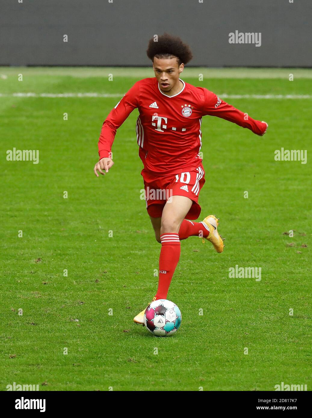 Robert LEWANDOWSKI (FC Bayern Munich) heads the ball the goal to 2-0,  action, header goal versus Stefan ILSANKER (Eintracht Frankfurt). FC Bayern  Munich - Eintracht Frankfurt 5-0 Soccer Bundesliga 5. matchday, ALLIANZAREN