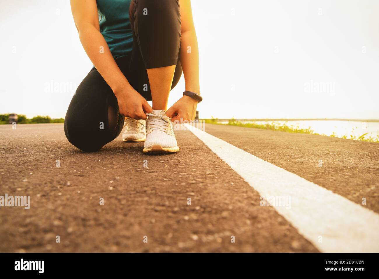 Athletic young adult girl kneeling hi-res stock photography and images ...