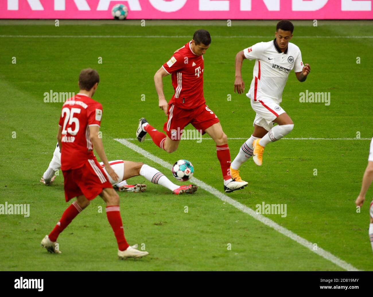 Robert LEWANDOWSKI (FC Bayern Munich) heads the ball the goal to 2-0,  action, header goal versus Stefan ILSANKER (Eintracht Frankfurt). FC Bayern  Munich - Eintracht Frankfurt 5-0 Soccer Bundesliga 5. matchday, ALLIANZAREN