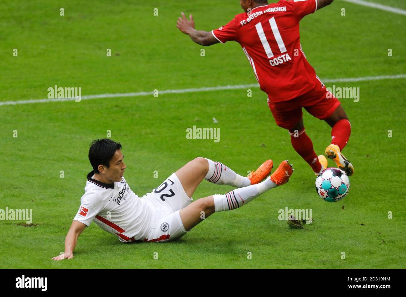Makoto HASEBE (Eintracht Frankfurt) action, duels versus Douglas COSTA (FC  Bayern Munich). FC Bayern Munich - Eintracht Frankfurt 5-0 Soccer  Bundesliga 5. matchday, ALLIANZAREN A. NO SECONDARY (RE-) SALE WITHIN 48h  AFTER