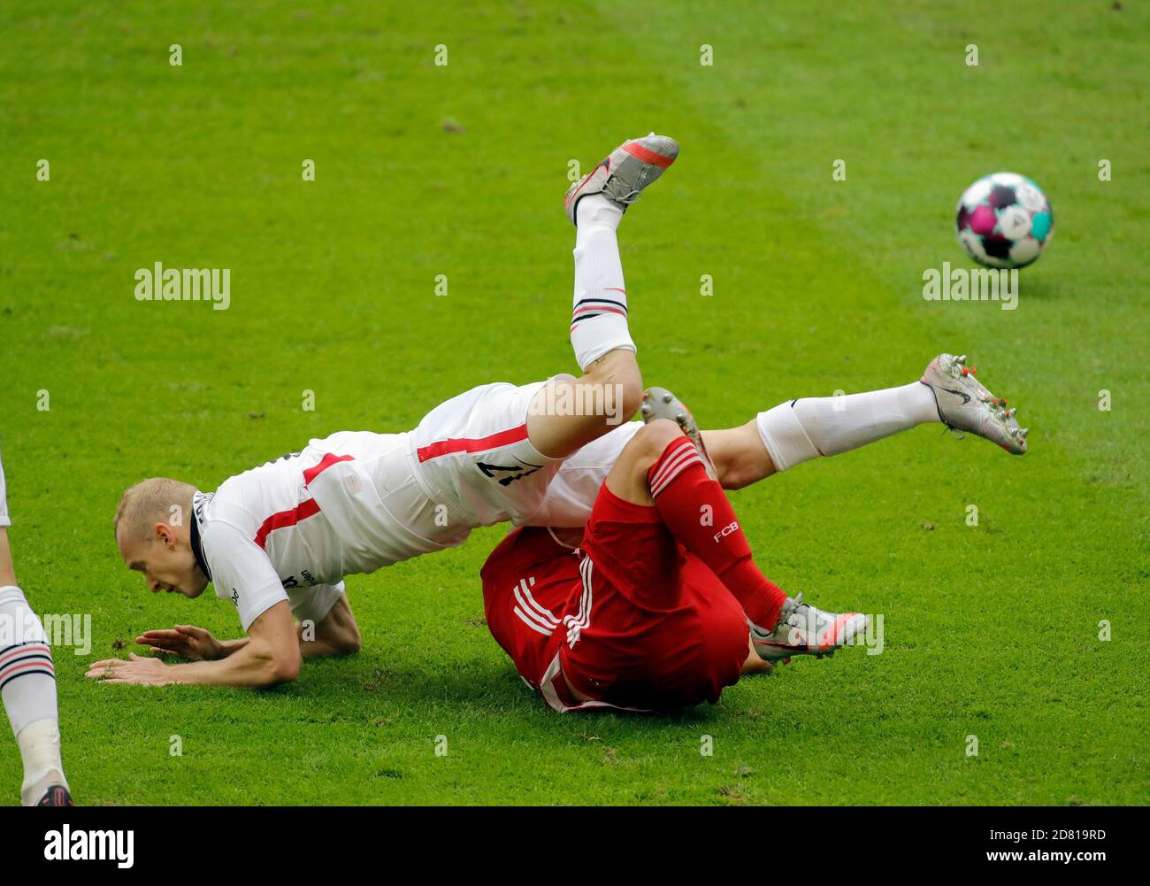 Robert LEWANDOWSKI (FC Bayern Munich) heads the ball the goal to 2-0,  action, header goal versus Stefan ILSANKER (Eintracht Frankfurt). FC Bayern  Munich - Eintracht Frankfurt 5-0 Soccer Bundesliga 5. matchday, ALLIANZAREN