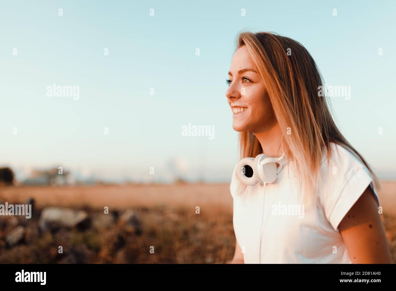Young woman watching sunset hi-res stock photography and images - Alamy