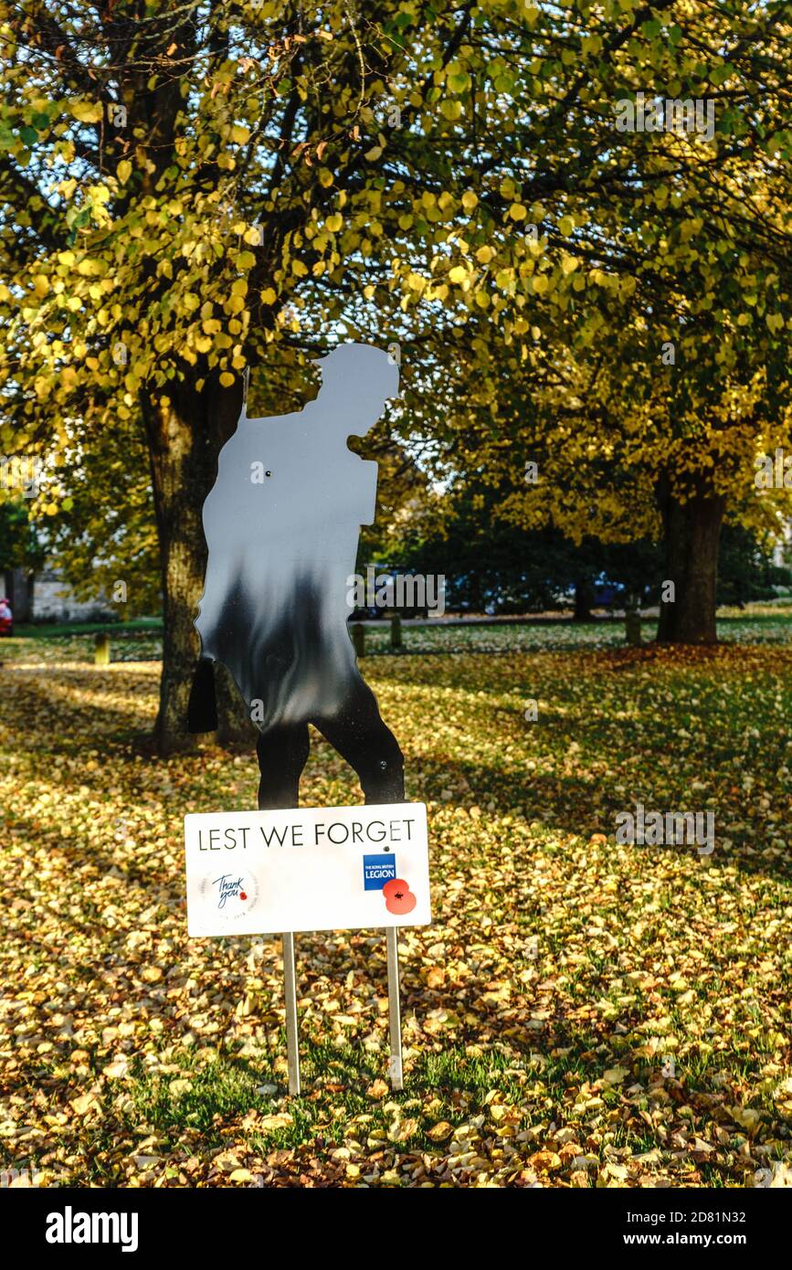 'Lest We Forget' military metal cut-out of an infantry soldier in the village green, Kirtlington, Oxfordshire. Remembrance. Stock Photo