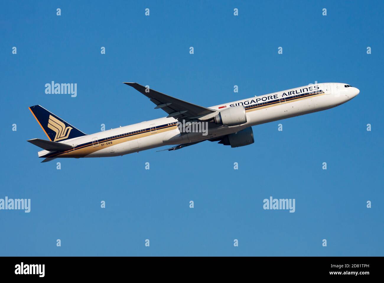 Boeing 777 300er singapore hi-res stock photography and images - Alamy