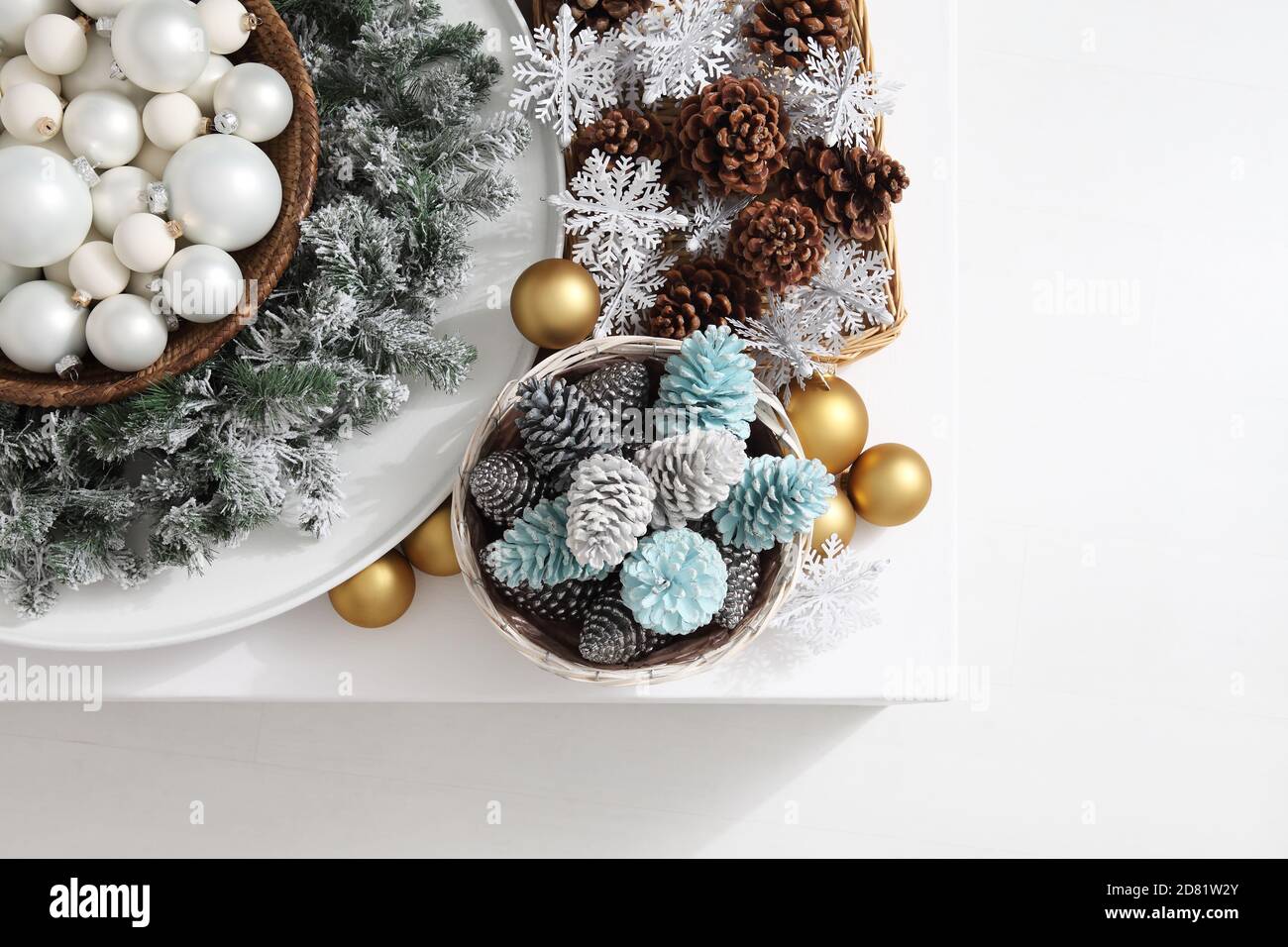 Alamo Bowl Christmas Decoration 2022 Christmas Ornaments Balls Basket High Resolution Stock Photography And  Images - Alamy