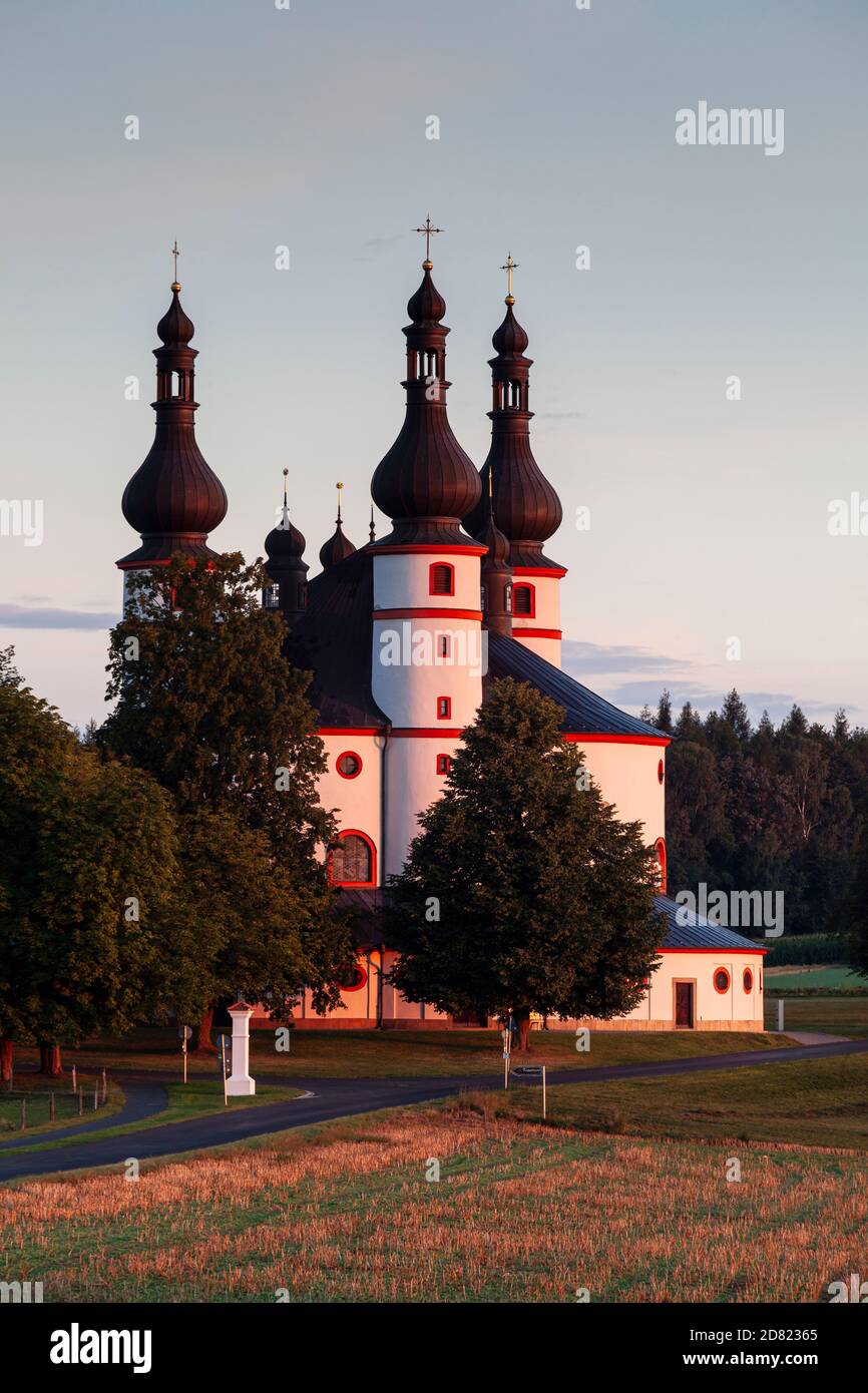 Dreifaltigkeitskirche Kappl bei Waldsassen vor Sonnenaufgang, church kappl before sunrise in quiet light Stock Photo