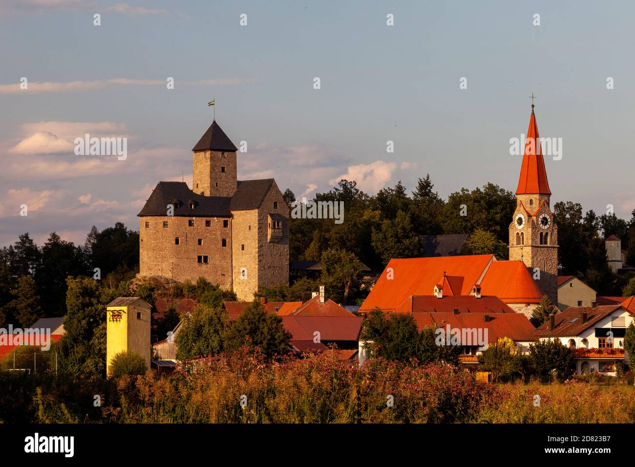 Burg und Kirche Falkenberg im Oberpfäler Wald an einem warmen Sommerabend, castle and church of Falkenberg in bavaria Stock Photo