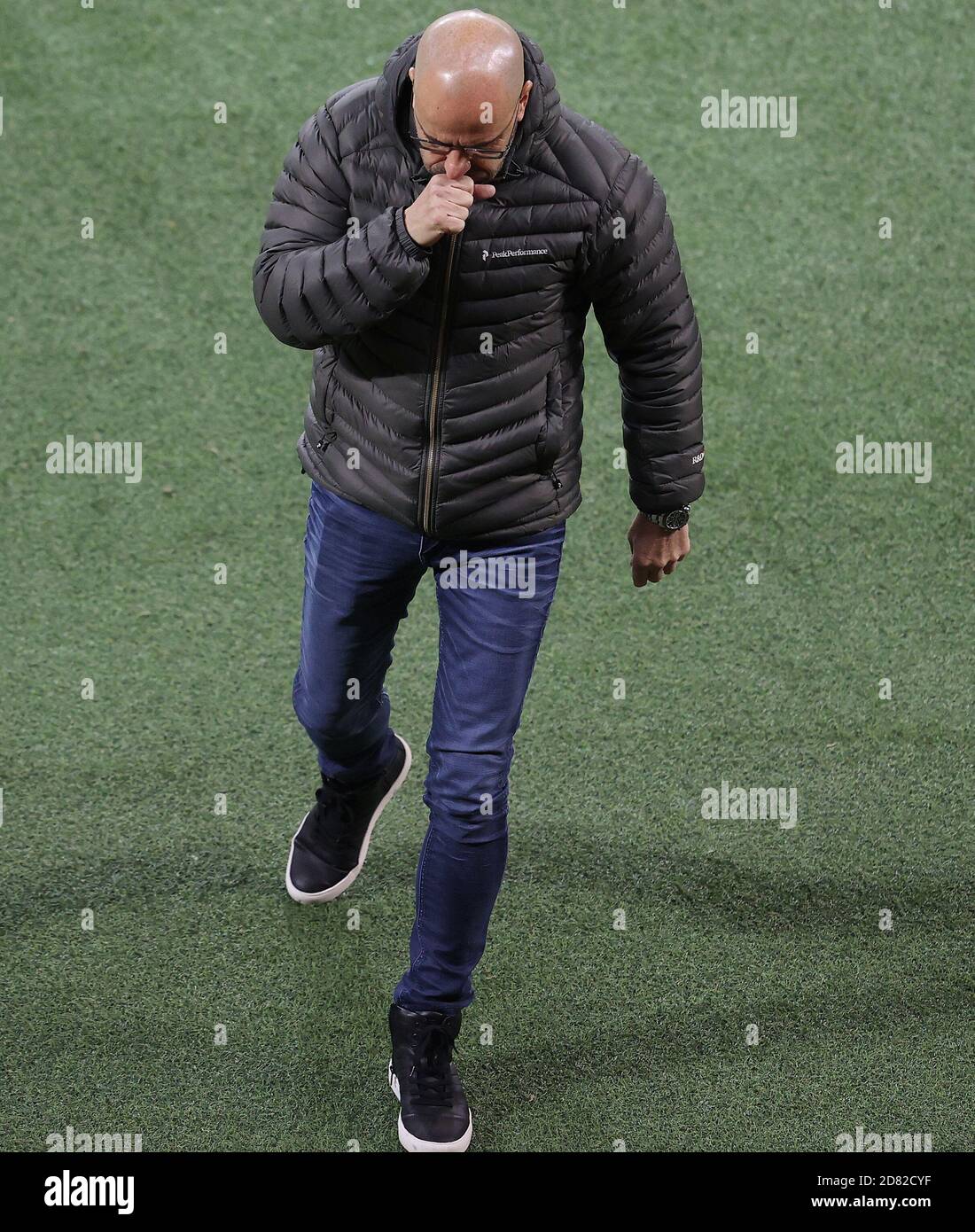 Leverkusen, Deutschland. 27th Oct, 2020. firo: 10/26/2020 Fuvuball: Soccer: 1st Bundesliga season 2020/21 Bayer Leverkusen - FC Augsburg GESTIK, BAYER TRAINER PETER BOSZ | usage worldwide Credit: dpa/Alamy Live News Stock Photo