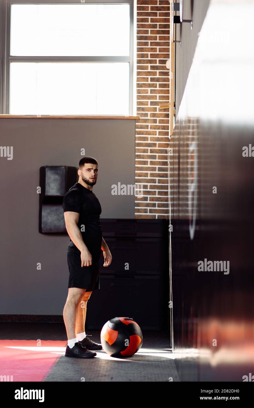Young athlete prepare doing wall ball exercise at gym looking at camera. Wall  ball training. Crossfit workout concept Stock Photo - Alamy