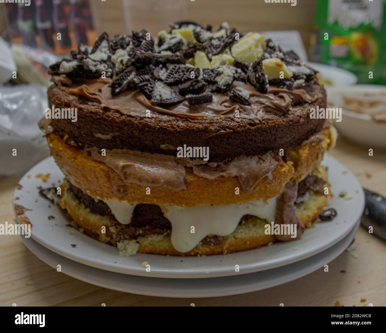 Home made chocolate cake with cookies and cream Stock Photo - Alamy