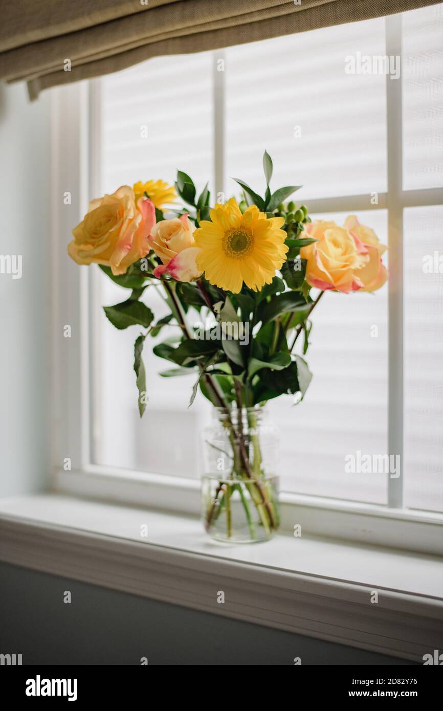 Bouquet of roses and daisies on window sill Stock Photo - Alamy
