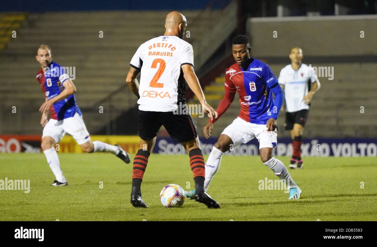 Curitiba, Brazil. 26th Oct, 2020. Eder scored closely by Thiago during Paraná x Oeste match held at Durival Britto Stadium in Curitiba, PR. Credit: Carlos Pereyra/FotoArena/Alamy Live News Stock Photo