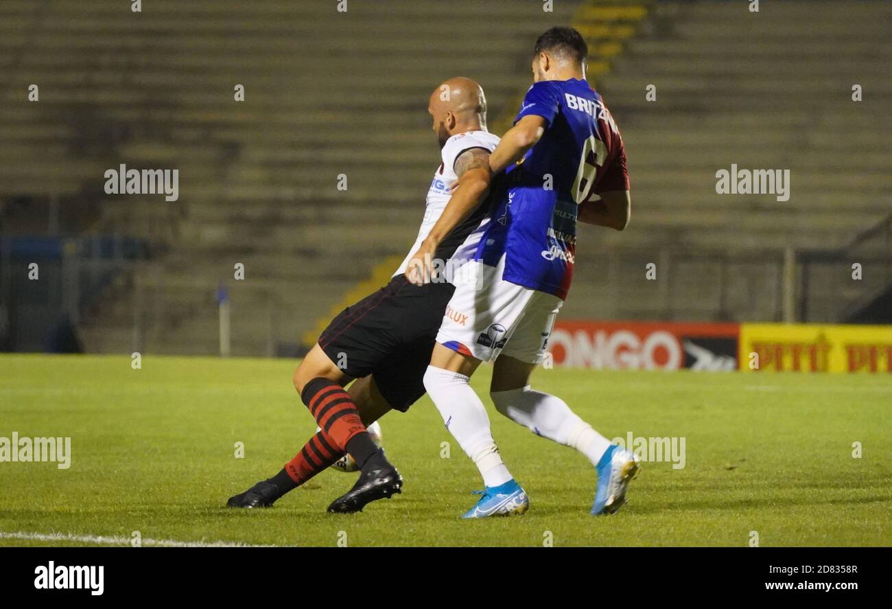 Curitiba, Brazil. 26th Oct, 2020. Jean in the firm mark on Eder during Paraná x Oeste match held at Estádio Durival Britto in Curitiba, PR. Credit: Carlos Pereyra/FotoArena/Alamy Live News Stock Photo