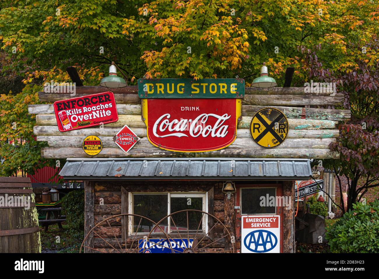 Black Bear Creek Antiques offers a unique experience for antique shoppers in the Blue Ridge Mountains at Clayton, Georgia along Highway 76. (USA) Stock Photo