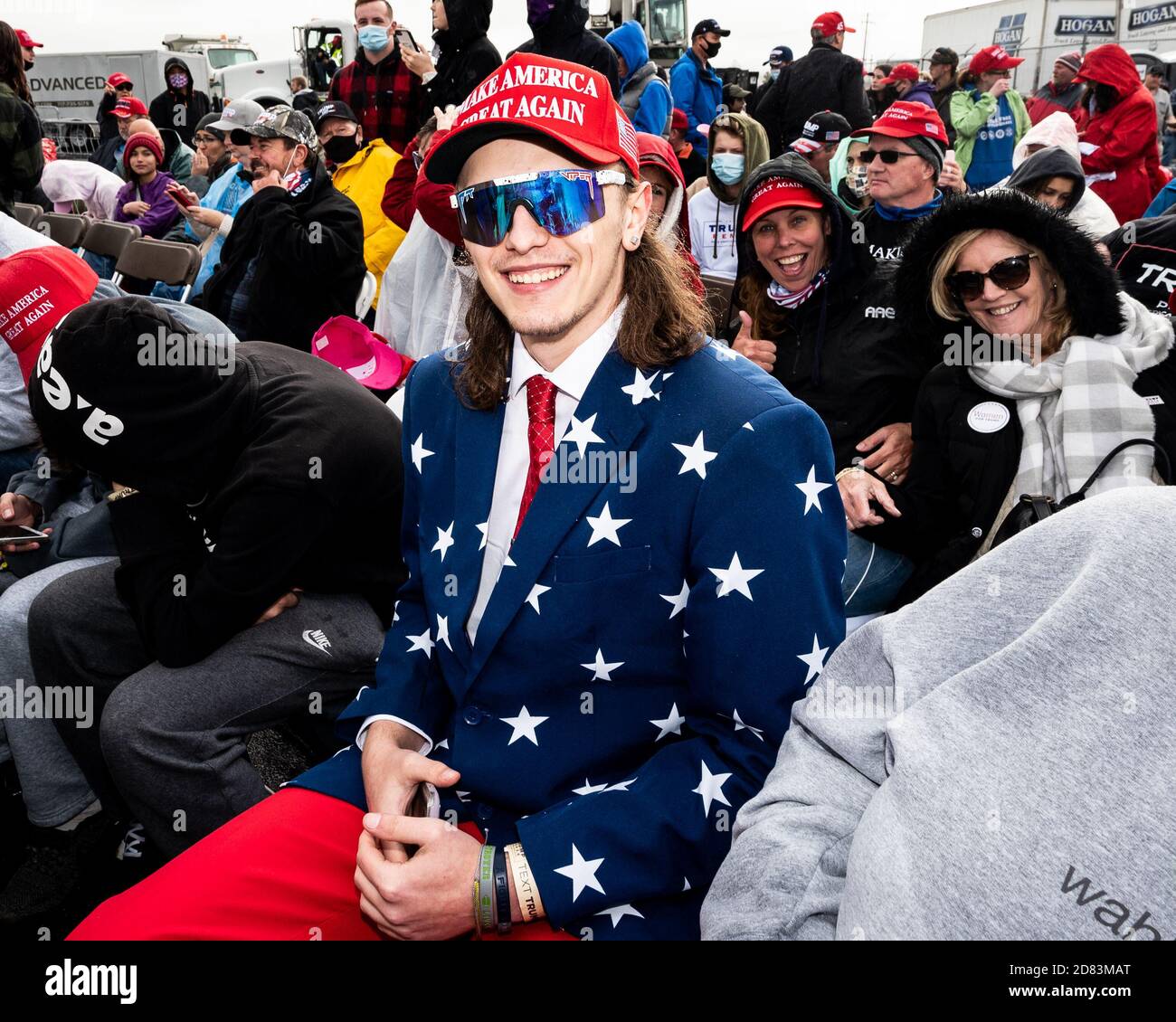 Lititz, United States. 26th Oct, 2020. Spectator wearing a MAGA hat attends a rally for President Donald Trump at Lancaster Airport. Credit: SOPA Images Limited/Alamy Live News Stock Photo