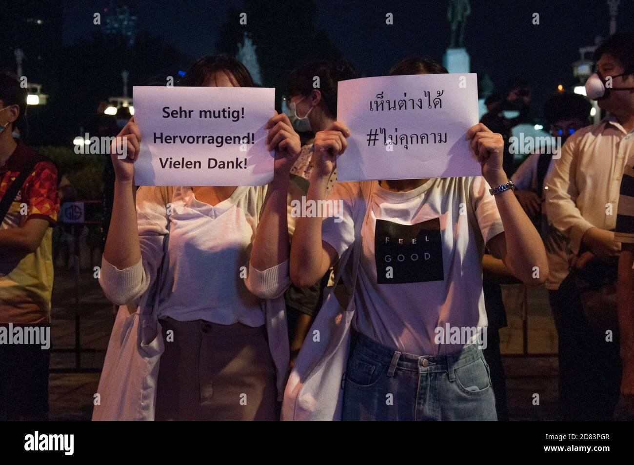 Bangkok, Thailand. 26th Oct, 2020. Protesters holds placards saying 'having different opinions is OK. #no threaten' during the demonstration.After the deadline protesters requested the Prime Minister Prayut Chan-o-cha to resign and the reform of the monarchy, the government denies to follow the protesters offer. Protesters gathered at Samyan intersection and marched to the embassy of Germany on Sathorn Road to deliver a letter asking the Germany government to investigate the matter of His Majesty the King living in Germany. Credit: SOPA Images Limited/Alamy Live News Stock Photo
