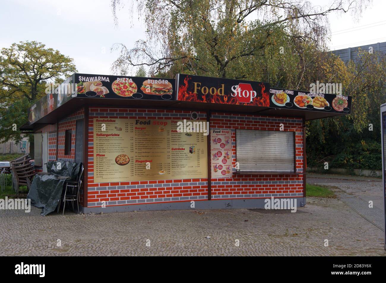 Food Stop: Imbiss am Bahnhof Stresow in Berlin-Spandau Stock Photo