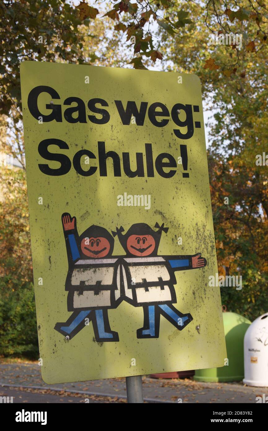 Hinweisschild Schulweg Stock Photo