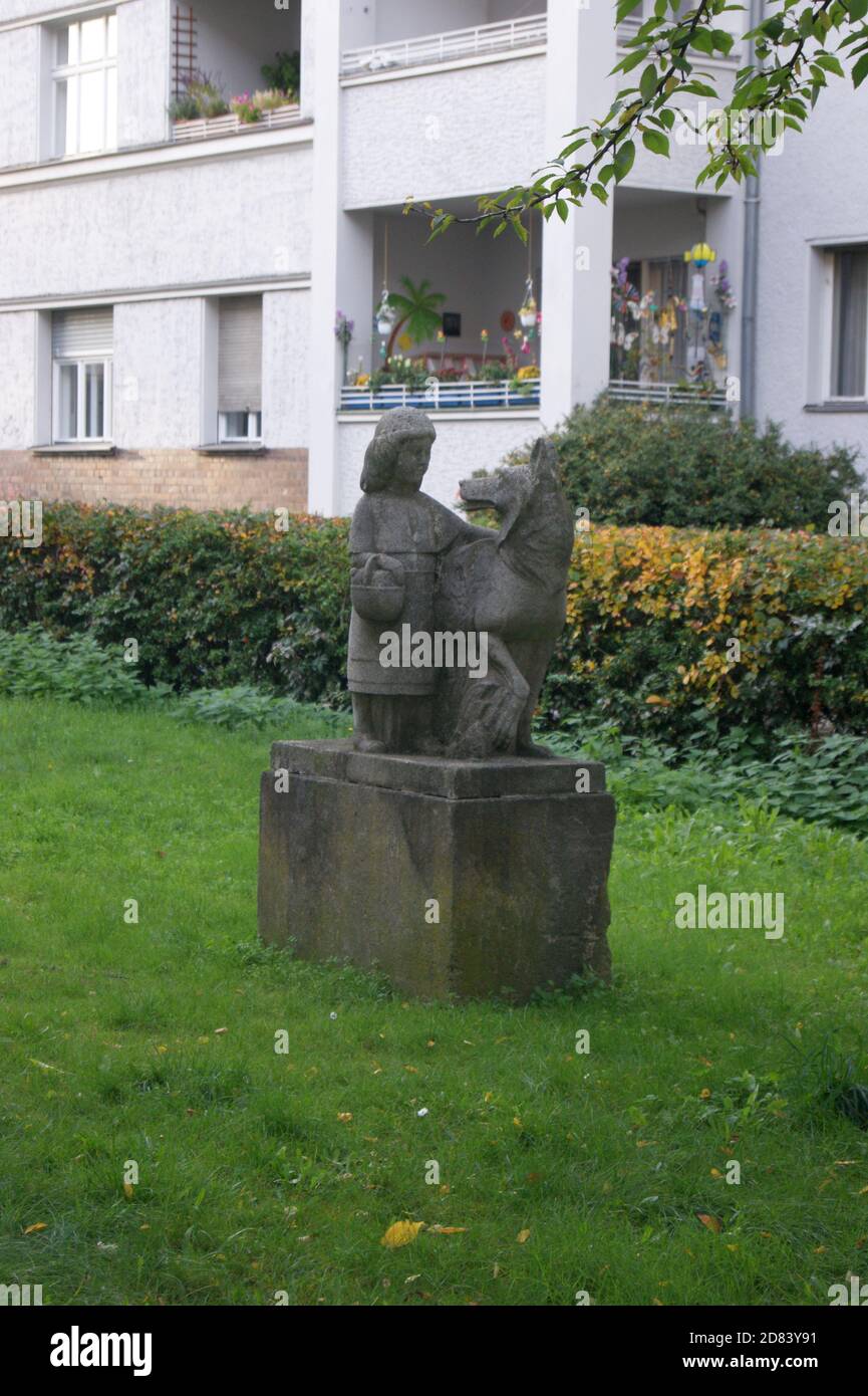 Rotkäppchen und der Wolf, eine Skulptur am Kerstenweg in Berlin-Spandau Stock Photo