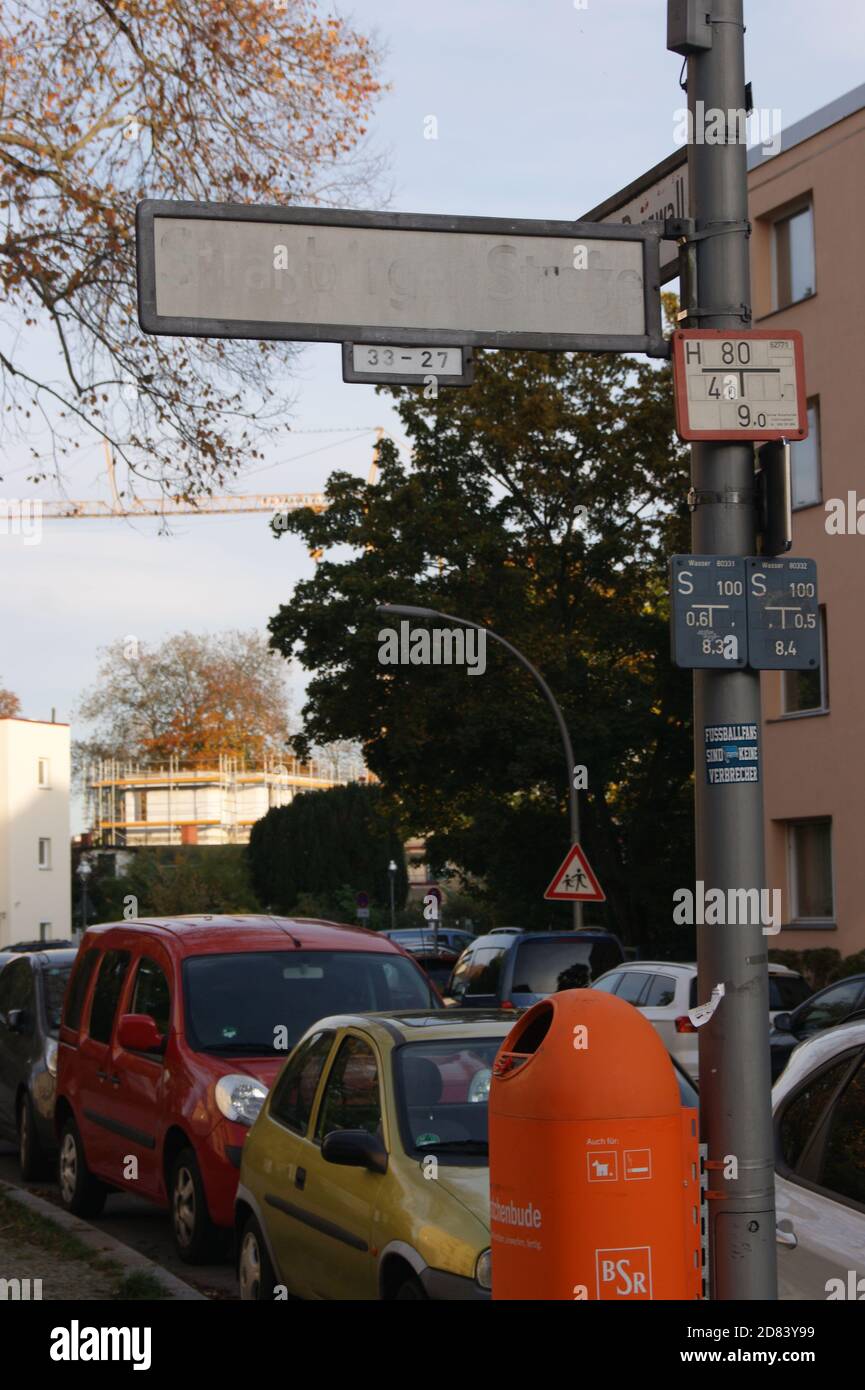 Unleserliches Straßenschild in Berlin-Spandau. Hier: Straßburger Straße Stock Photo