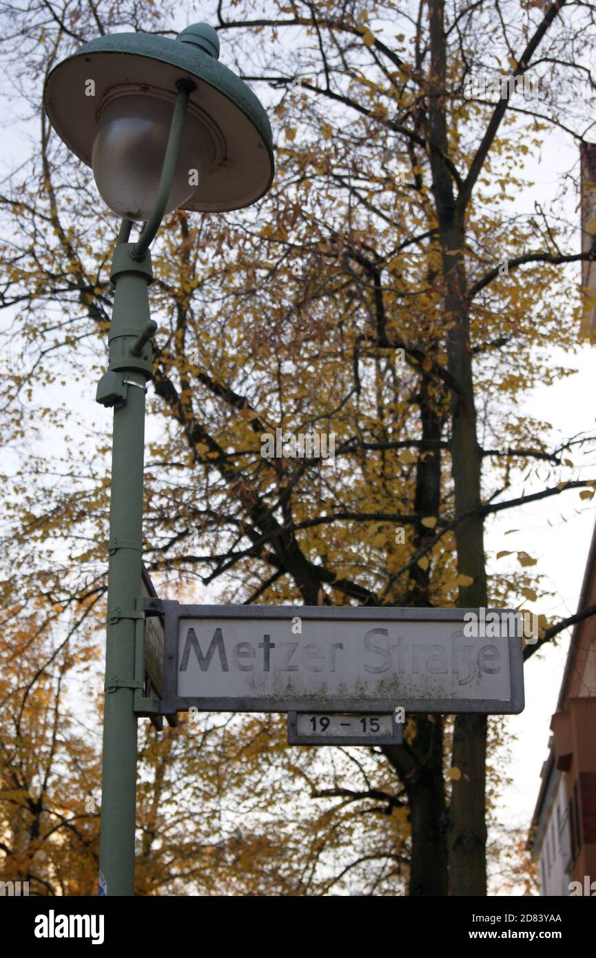 Unleserliches Straßenschild in Berlin-Spandau. Hier: Metzer Straße Stock Photo