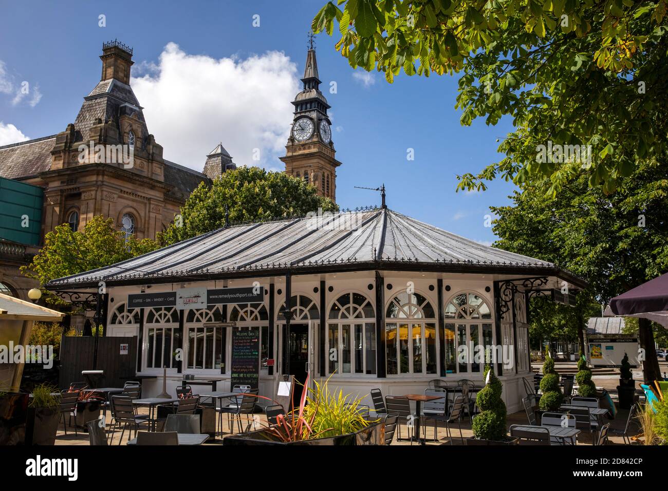 UK, England, Merseyside, Southport, Lord Street, Town Hall behind Remedy Café in attractive wooden building Stock Photo