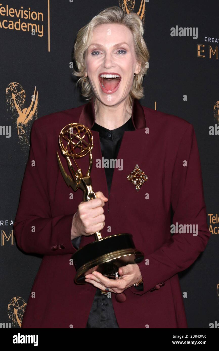 Jane lynch emmy 2017 hi-res stock photography and images - Alamy