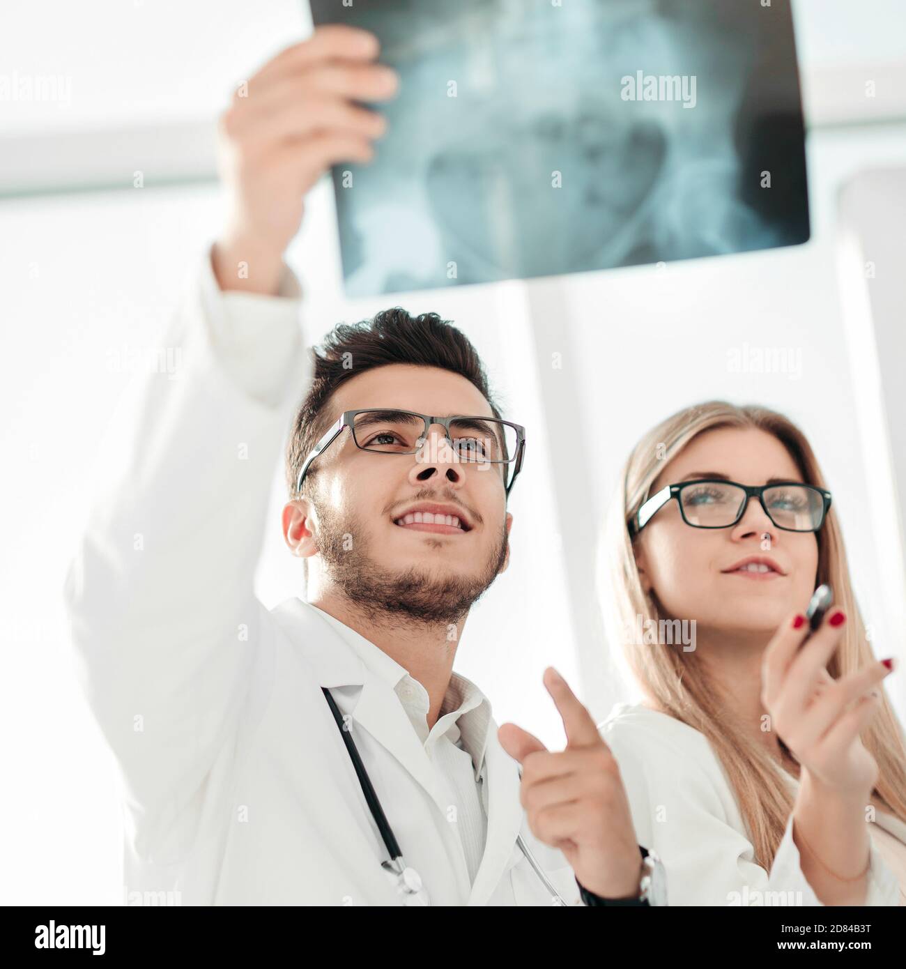 two orthopedic doctors looking at the x-ray of the patient Stock Photo