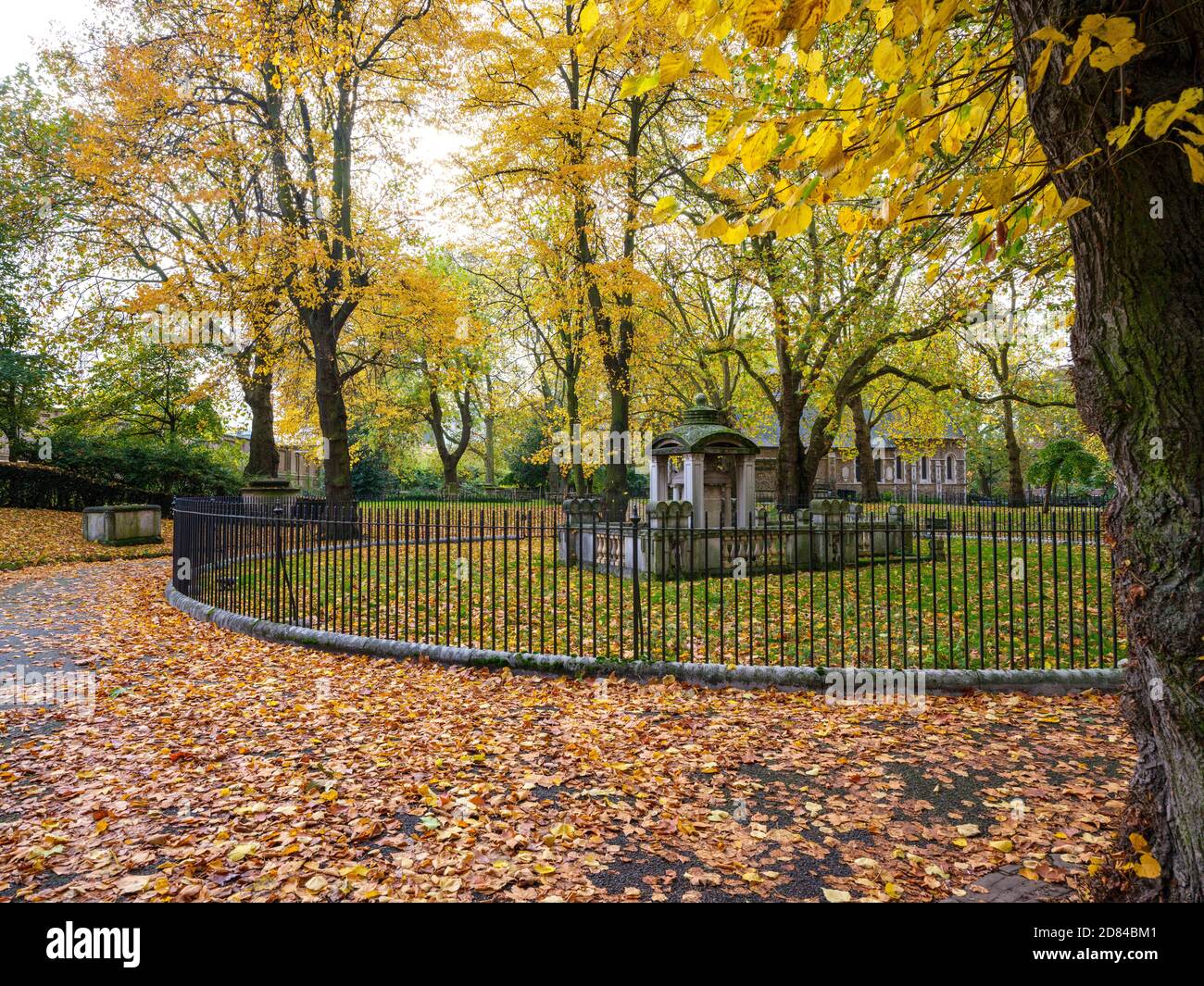 London in Autumn: enjoy the beauty of autumn colours, exercise and fresh air at St Pancras Old Church graveyard Stock Photo