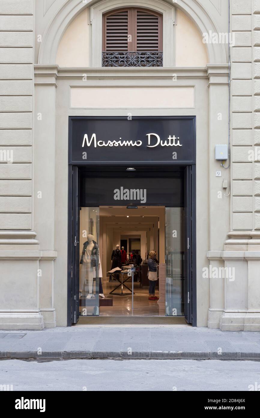 Massimo dutti store hi-res stock photography and images - Alamy