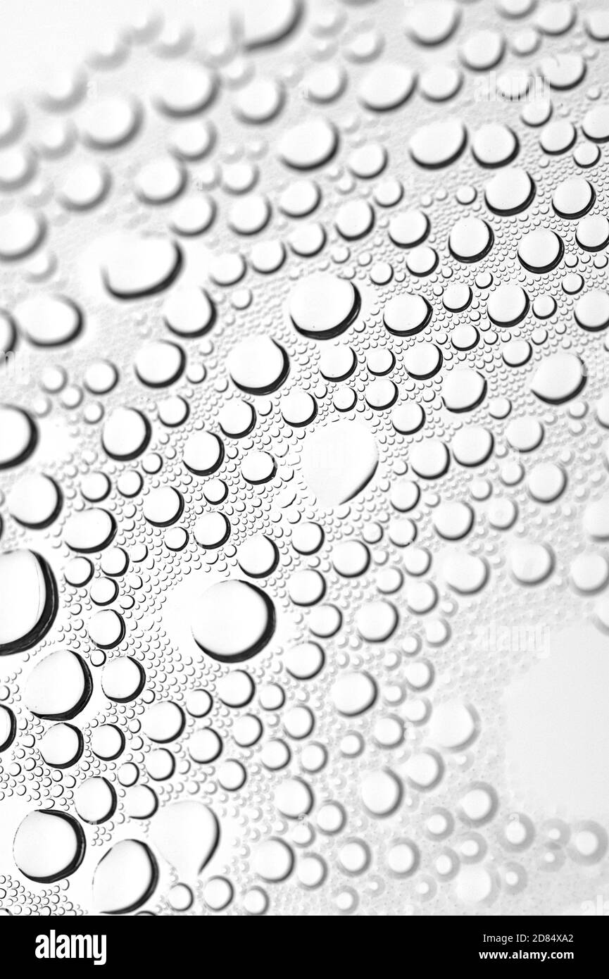 Schleswig, Deutschland. 26th Oct, 2020. Drops of water from water vapor on a round glass holder. Symbolic photo for wetness, rain, moisture and the like. | usage worldwide Credit: dpa/Alamy Live News Stock Photo