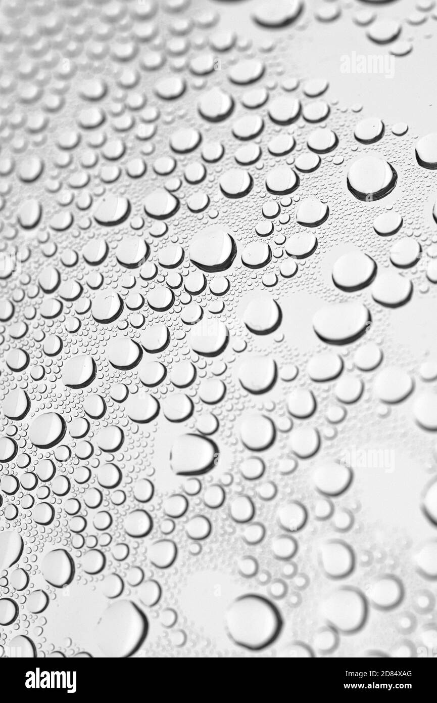 Schleswig, Deutschland. 26th Oct, 2020. Drops of water from water vapor on a round glass holder. Symbolic photo for wetness, rain, moisture and the like. | usage worldwide Credit: dpa/Alamy Live News Stock Photo