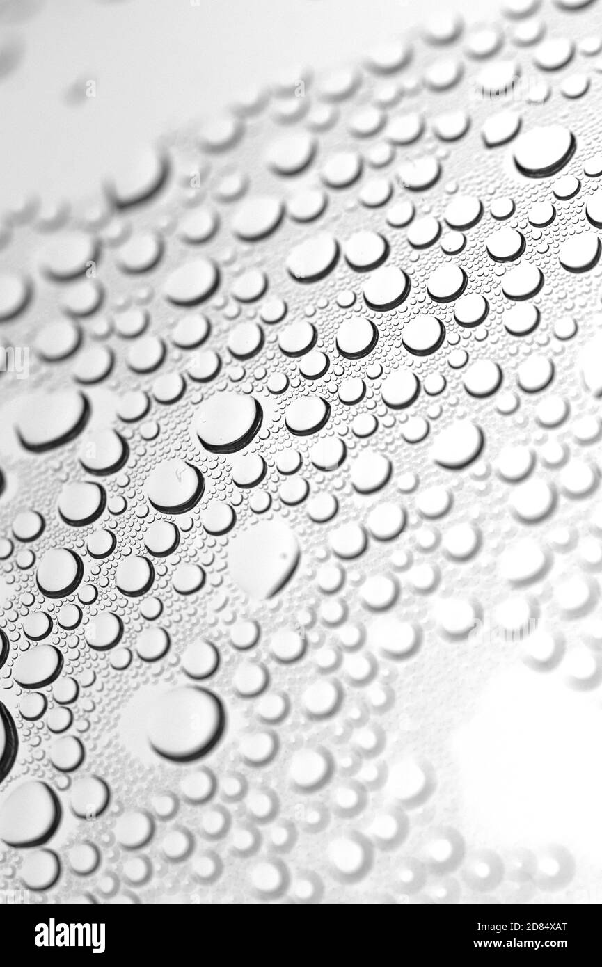 Schleswig, Deutschland. 26th Oct, 2020. Drops of water from water vapor on a round glass holder. Symbolic photo for wetness, rain, moisture and the like. | usage worldwide Credit: dpa/Alamy Live News Stock Photo