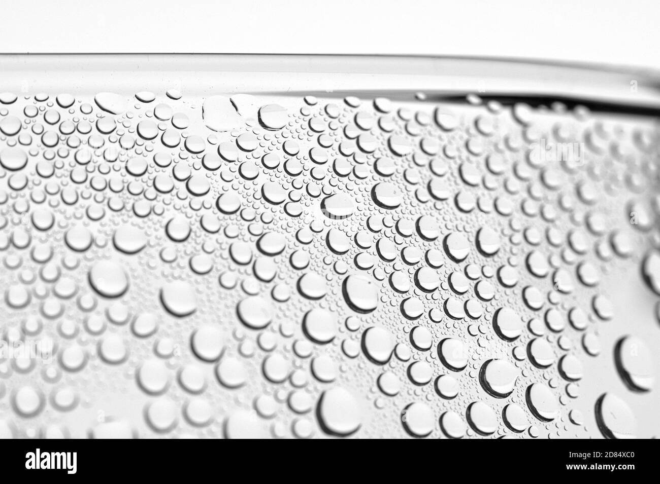 Schleswig, Deutschland. 26th Oct, 2020. Drops of water from water vapor on a round glass holder. Symbolic photo for wetness, rain, moisture and the like. | usage worldwide Credit: dpa/Alamy Live News Stock Photo