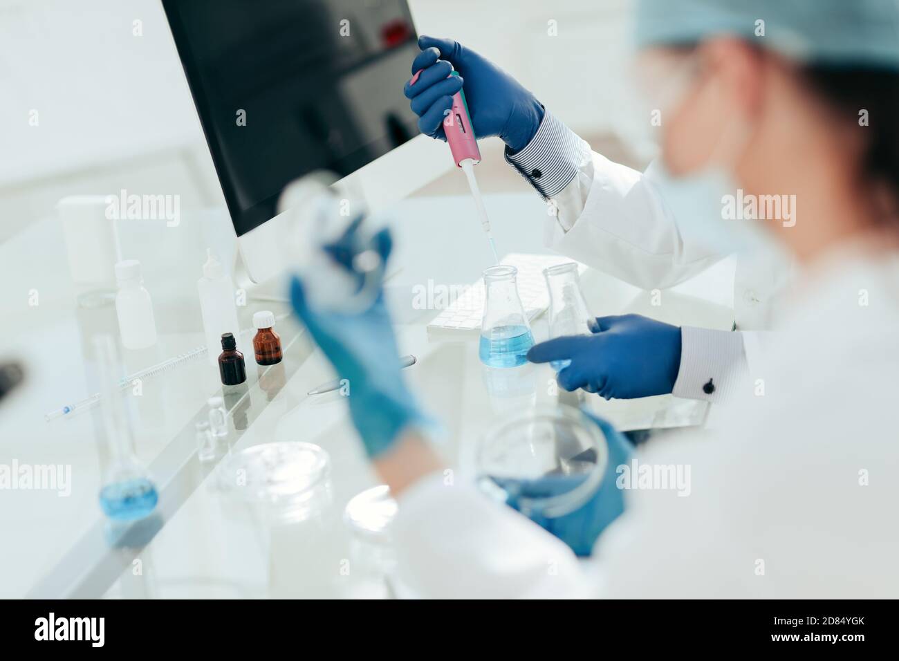 close up. scientists examining liquid samples in the lab. Stock Photo