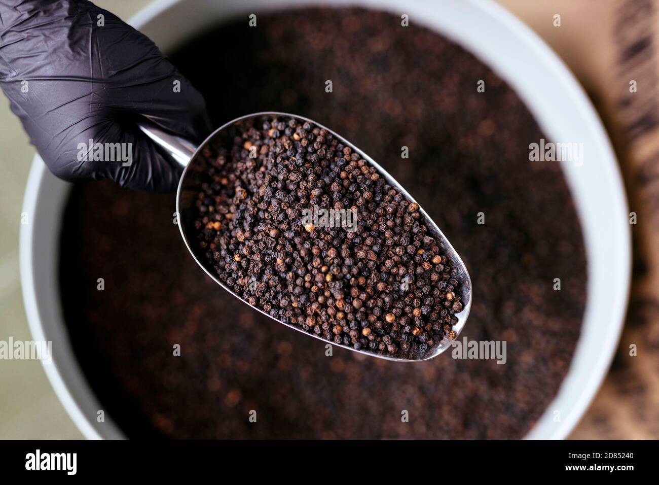 Nuremberg, Deutschland. 25th Oct, 2020. Black pepper in a storage box. According to a study by researchers at the Indian Institute of Technology, the substance piperine, which is contained in black pepper, can inhibit the effects of parts of the Sars-CoV-2 virus, which is responsible for the multiplication of the pathogen in the human body. (Subject image, symbol image) | usage worldwide Credit: dpa/Alamy Live News Stock Photo