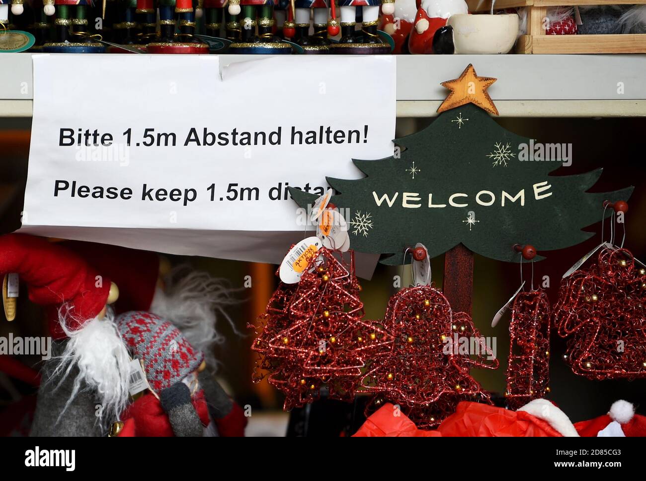 Berlin, Germany. 27th Oct, 2020. In one shop a sign with the inscription "Please keep a distance of 1.5m!" hangs between Christmas decorations. Credit: Kira Hofmann/dpa-Zentralbild/dpa/Alamy Live News Stock Photo